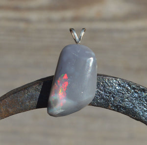 18ct Gold Semi Black Opal Pendant, 10.75 Carats